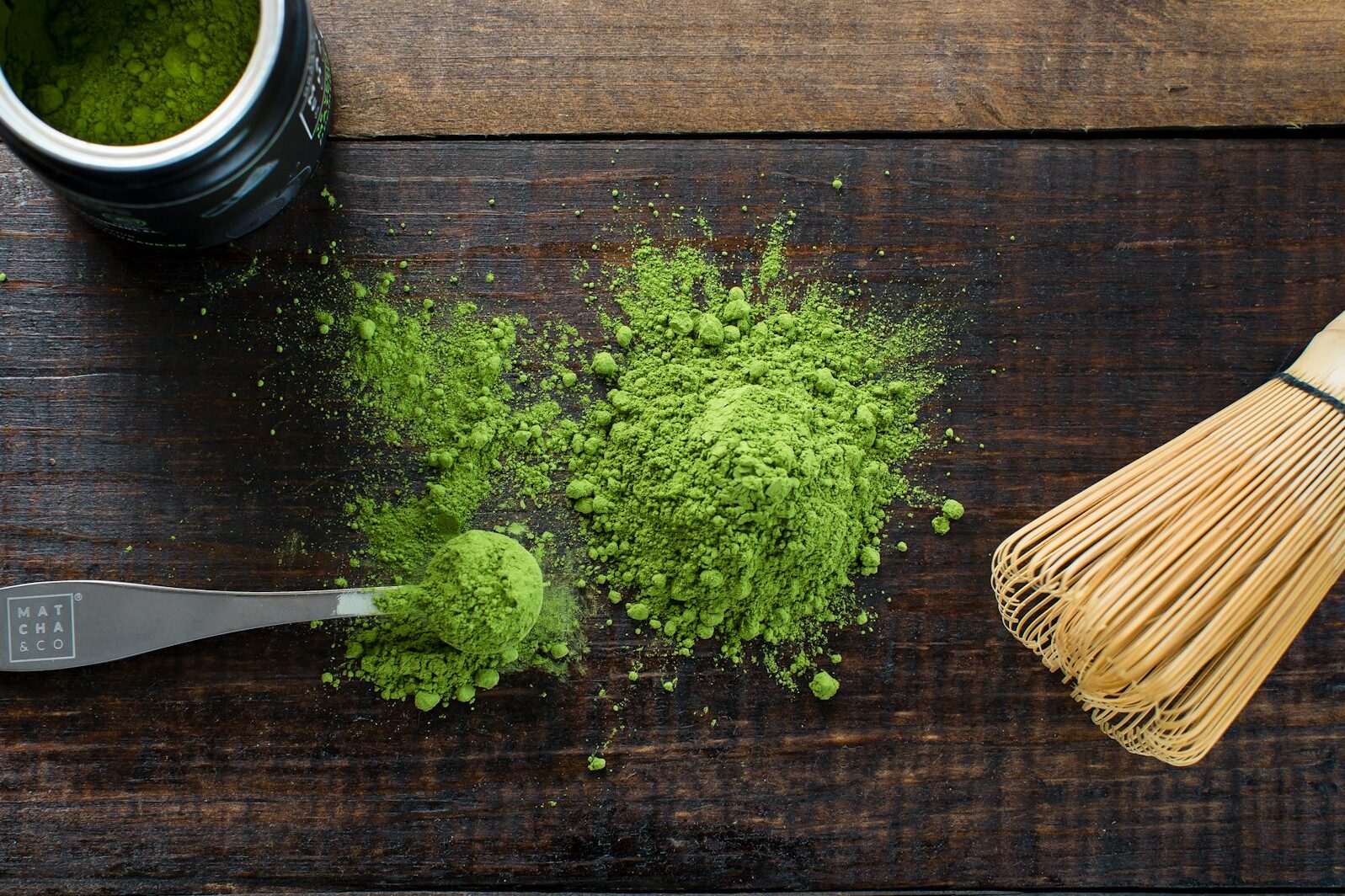 poudre de matcha sur planche de bois